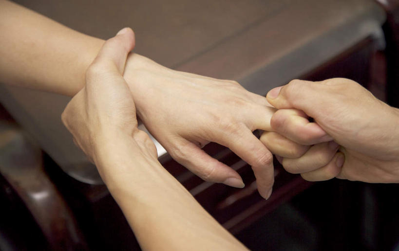 东方人,手,两个人,按摩师,捏,横图,俯视,室内,白天,白色背景,按摩,椅子,亚洲,木椅,捏着,黄种人,顾客,享受,健康,手部,保健,摄影,影棚,指压,主顾,年轻女性,女人,女性,亚洲人,技师,半身,彩图,高角度拍摄,影棚拍摄,推拿,拍摄