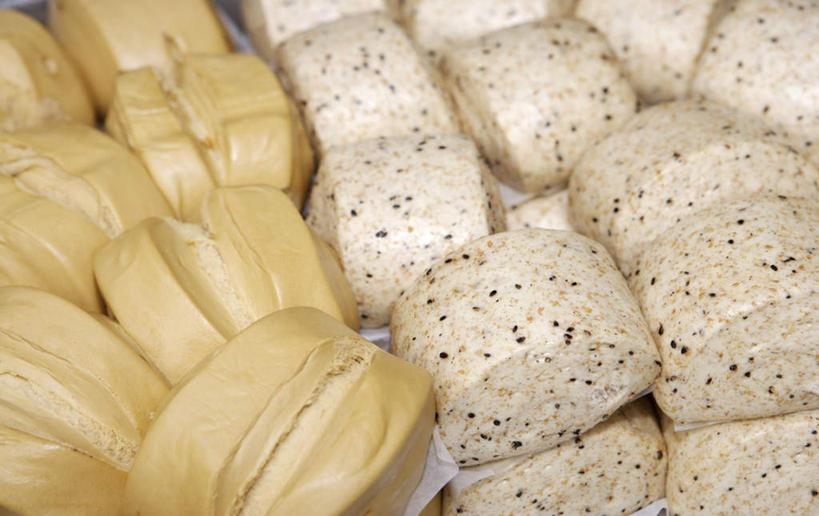 点心,无人,横图,俯视,室内,特写,白天,餐桌,桌子,一堆,许多,阴影,堆叠,堆积,朦胧,模糊,反射,影子,料理,食品,包子,面点,很多,馒头,美食,食物,中式,餐台,堆,彩图,高角度拍摄