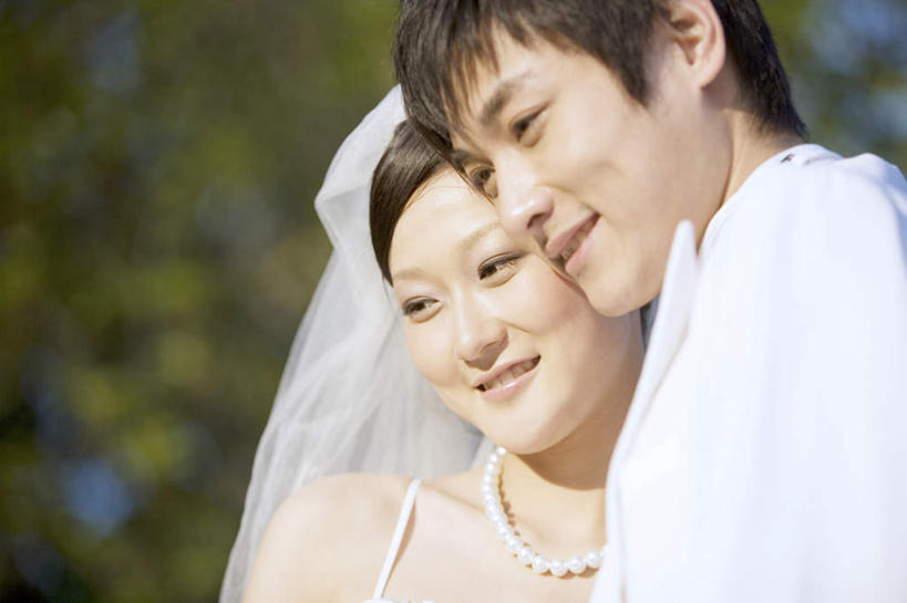 东方人,两个人,家庭,夫妻,新娘,新郎,站,笑,微笑,横图,室外,白天,正面,婚纱,西装,爱情,婚礼,快乐,幸福,纯洁,植物,项链,亚洲,阴影,套装,头纱,正装,朦胧,模糊,庆祝,光线,影子,珍珠,结婚,浪漫,依偎,注视,职业装,黄种人,装饰品,树,树木,蓝色,绿色,蓝天,天空,阳光,自然,饰品,首饰,天,观察,看,靠,靠着,倚靠,站着,健康,温暖,温馨,喜庆,一家人,恩爱,恋人,生长,晴朗,成长,观看,纪念,贵重,和睦,察看,珍贵,倚着,富有,关注,万里无云,依附,依赖,投靠,宝贵,有机宝石,男人,男性,年轻男性,年轻女性,女人,女性,亚洲人,年轻人,夫妇,情侣,晴空,晴空万里,站立,半身,彩图,婚礼服,礼服,高兴,婚礼头纱,伴侣,融洽