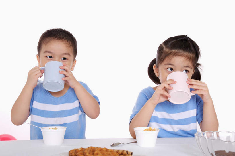 东方人,儿童,两个人,家庭,坐,横图,室内,白天,白色背景,正面,早餐,纯洁,餐桌,桌子,杯子,亚洲,喝,握,服装,陶瓷,谷物,食品,陶瓷制品,拿,拿着,注视,休闲装,黄种人,美食,饮食,小孩,衣服,马克杯,容器,水杯,碗,观察,看,休闲,温暖,温馨,一家人,休闲服,可爱,童年,童趣,握着,保健,摄影,服饰,影棚,餐台,观看,储藏,麦片,和睦,察看,储存,关注,童真,烂漫,无邪,天真,男孩,男人,男性,女孩,女人,女性,亚洲人,坐着,半身,彩图,影棚拍摄,拍摄,融洽,贮存,男生,女生