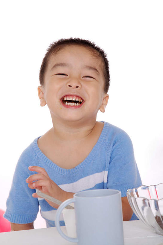 东方人,儿童,一个人,办公室,坐,笑,微笑,露齿笑,竖图,室内,白天,白色背景,正面,纯洁,家具,桌子,杯子,亚洲,仅一个男性,仅一个人,服装,陶瓷,办公桌,陶瓷制品,注视,休闲装,黄种人,小孩,衣服,马克杯,容器,水杯,碗,观察,看,仅一个小孩,休闲,休闲服,可爱,童年,童趣,摄影,服饰,影棚,观看,储藏,察看,储存,关注,童真,烂漫,无邪,办公家具,天真,男孩,男人,男性,亚洲人,孩子,坐着,半身,彩图,影棚拍摄,拍摄,贮存,男生