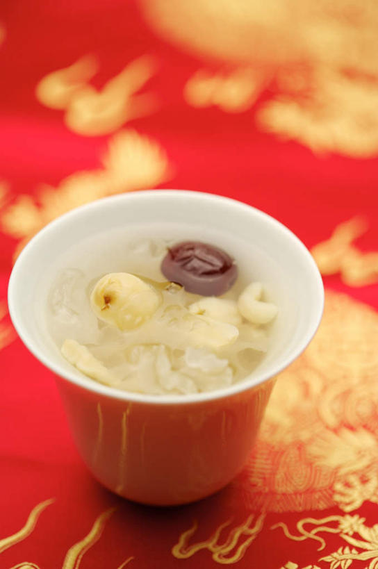 无人,竖图,俯视,室内,特写,白天,烹饪,中餐,桌面,桌子,蔬菜,杯子,朦胧,模糊,新鲜,木制,布料,菌菇,莲子,汤,料理,食品,菌类,布纹,木耳,菜肴,美食,桌布,食物,一个,餐巾,木制品,水杯,台布,中式,食用菌,摄影,佳肴,有机食品,绿色食品,影棚,单个,白木耳,银耳,莲米,莲肉,莲实,雪耳,白耳,茶杯,彩图,高角度拍摄,影棚拍摄,拍摄