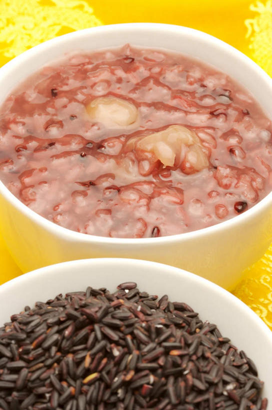 无人,竖图,俯视,室内,特写,白天,桌面,桌子,一堆,许多,阴影,堆叠,堆积,黄色背景,反射,木制,影子,陶瓷,谷类,谷物,陶瓷制品,米,很多,大米,两个,黑色,木制品,容器,碗,摄影,影棚,储藏,堆,储存,燕窝,黑米,巢窝,燕菜,燕根,燕蔬菜,彩图,高角度拍摄,影棚拍摄,拍摄,贮存