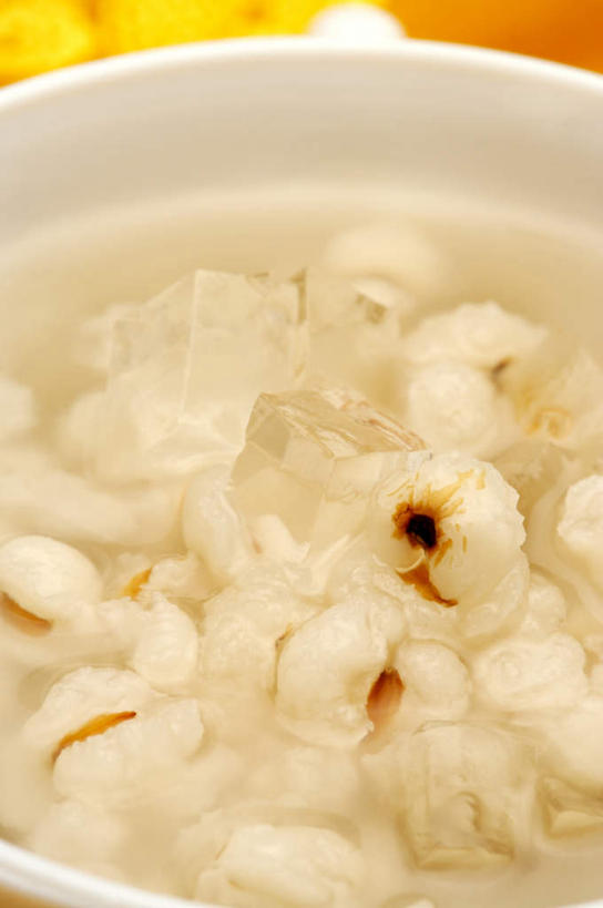 无人,竖图,俯视,室内,特写,白天,烹饪,中餐,桌面,桌子,阴影,反射,木制,影子,陶瓷,汤,料理,食品,陶瓷制品,菜肴,美食,中药,食物,一个,木制品,容器,碗,中式,佳肴,单个,储藏,储存,薏米,薏仁,苡米,苡仁,薏苡仁,米仁,彩图,高角度拍摄,贮存