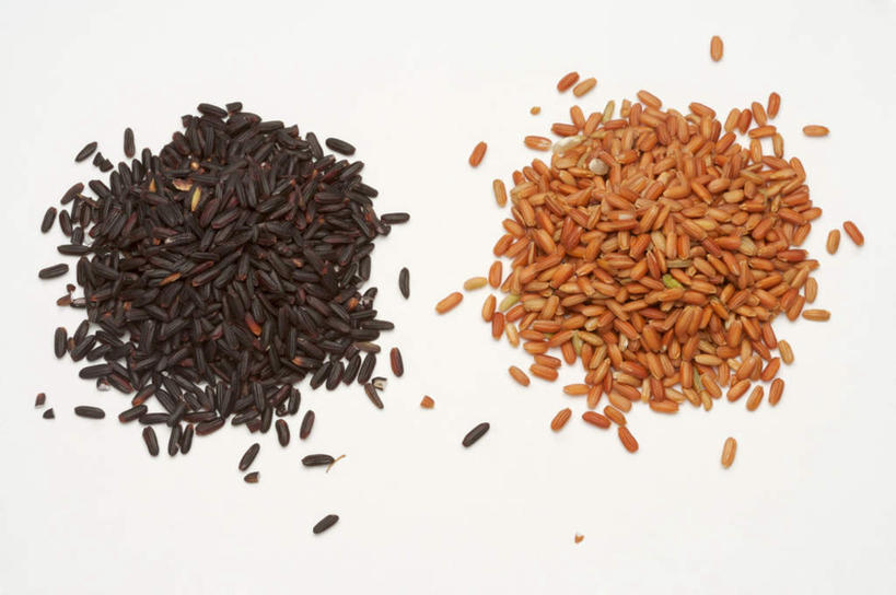 无人,横图,俯视,室内,特写,白天,白色背景,桌面,桌子,一堆,许多,阴影,堆叠,堆积,反射,木制,影子,谷类,谷物,米,很多,大米,黄色,黑色,木制品,摄影,影棚,堆,黑米,彩图,高角度拍摄,影棚拍摄,拍摄