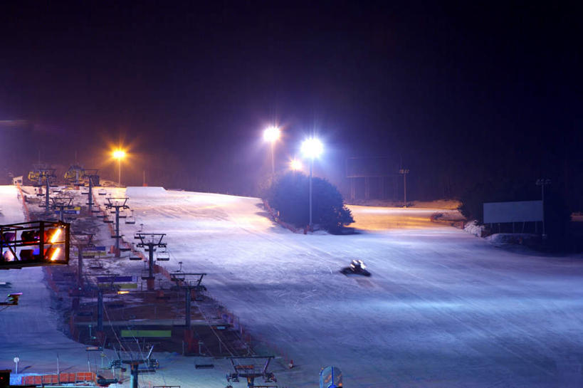 无人,横图,室外,夜晚,正面,旅游,度假,美景,雪,植物,大雪,路灯,照明,朝鲜,韩国,亚洲,阴影,光线,影子,积雪,景观,雪景,冬季,冬天,灯光,娱乐,缆车,灯,树,树木,绿色,自然,交通工具,享受,休闲,景色,放松,寒冷,生长,成长,照亮,照明设备,自然风光,东亚,索道,严寒,大韩民国,朝鲜半岛,朝鲜民主主义人民共和国,缆索铁路,韩半岛,彩图