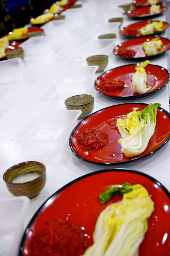 无人,竖图,俯视,室内,特写,白天,桌面,桌子,蔬菜,椰菜,卷心菜,餐具,一排,阴影,新鲜,整齐,并列,并排,反射,木制,碟子,盘,影子,食品,食物,排列,盘子,木制品,碟,甘蓝,有机食品,绿色食品,队列,平行,结球甘蓝,甘兰,包心菜,彩图,高角度拍摄