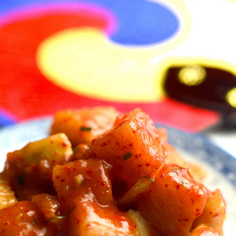 无人,方图,俯视,室内,特写,白天,烹饪,桌面,桌子,萝卜,白萝卜,蔬菜,餐具,一把,阴影,朦胧,模糊,新鲜,反射,木制,碟子,盘,扇子,影子,调料,酱料,酱汁,佐料,料理,食品,调味品,韩式,清凉,调味料,凉爽,文化,酱,辣酱,菜肴,美食,食物,一个,黄色,红色,蓝色,盘子,木制品,碟,佳肴,有机食品,绿色食品,单个,辣椒酱,韩国料理,韩国菜,韩式料理,莱菔,彩图,高角度拍摄,宫扇,纨扇,圆扇,传统文化