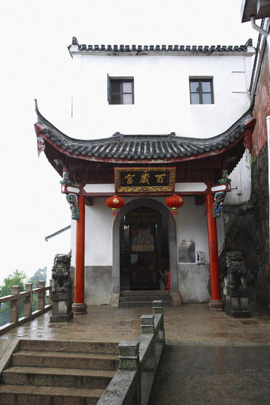 无人,寺庙,栏杆,竖图,室外,白天,正面,旅游,度假,名胜古迹,植物,楼梯,标志建筑,地标,建筑,雕塑,九华山,中国,亚洲,节日,遗迹,艺术,装饰,标志,雕刻,扶手,牌匾,文字,字符,阶梯,古迹,文化,文物,娱乐,标识,建设,古建筑,护栏,台阶,树,树木,绿色,自然,工艺品,庙宇,祈祷,享受,休闲,健康,汉字,旅游胜地,放松,许愿,宗教,佛教,信仰,生长,成长,纪念,祈求,美术,中文,主题,陈列,古文明,东亚,安徽,安徽省,中华人民共和国,华东地区,功能,美学,国文,华文,皖,池州,池州市,释教,平安,彩图,庙,寺,百岁宫,插霄峰,东峰,东崖,九子山,陵阳山,青阳县,万年禅寺,摘星庵