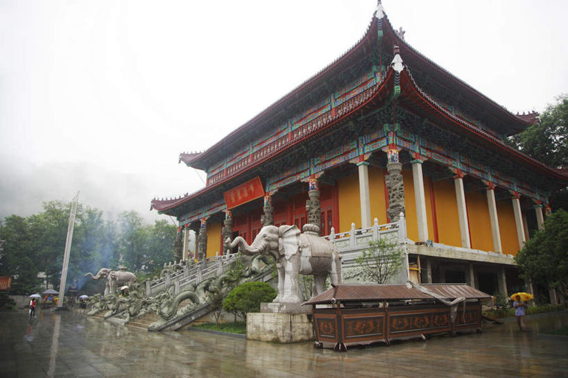 无人,寺庙,栏杆,横图,室外,白天,仰视,旅游,度假,名胜古迹,树林,植物,雾,楼梯,标志建筑,地标,建筑,哺乳动物,大象,野生动物,雕塑,九华山,中国,亚洲,节日,朦胧,模糊,遗迹,艺术,装饰,标志,雕刻,扶手,牌匾,文字,字符,阶梯,古迹,文化,文物,娱乐,标识,建设,古建筑,护栏,石雕,台阶,树,树木,绿色,自然,动物,工艺品,庙宇,祈祷,享受,休闲,健康,汉字,旅游胜地,放松,许愿,宗教,佛教,信仰,生长,成长,纪念,祈求,美术,迷雾,中文,主题,陈列,古文明,东亚,安徽,安徽省,中华人民共和国,华东地区,功能,美学,国文,华文,皖,池州,池州市,释教,平安,大雾,象,彩图,低角度拍摄,庙,寺,九子山,陵阳山