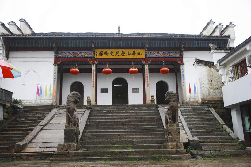 无人,寺庙,横图,室外,白天,仰视,旅游,度假,名胜古迹,楼梯,标志建筑,地标,建筑,哺乳动物,野生动物,狮子,照明,雕塑,九华山,中国,亚洲,节日,辟邪,遗迹,艺术,装饰,标志,灯笼,雕刻,雕像,扶手,牌匾,文字,纸灯笼,字符,阶梯,古迹,文化,文物,娱乐,标识,建设,古建筑,护栏,石雕,台阶,动物,工艺品,灯具,庙宇,石狮,祈祷,享受,休闲,健康,汉字,旅游胜地,放松,许愿,宗教,佛教,信仰,纪念,祈求,照亮,美术,照明设备,中文,主题,凶猛,陈列,古文明,东亚,安徽,安徽省,中华人民共和国,华东地区,功能,美学,驱邪,祛邪,避邪,国文,华文,皖,池州,池州市,守护神,释教,残暴,平安,凶残,彩图,低角度拍摄,庙,寺,地藏寺,化城寺,九子山,开山祖寺,陵阳山,青阳县