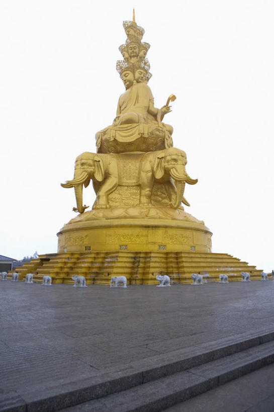 无人,竖图,室外,白天,仰视,旅游,度假,名胜古迹,标志建筑,地标,建筑,雕塑,峨眉山,中国,亚洲,遗迹,艺术,装饰,雕刻,雕像,古迹,文物,娱乐,建设,古建筑,工艺品,享受,休闲,金色,旅游胜地,放松,四川省,纪念,美术,主题,陈列,古文明,东亚,四川,中华人民共和国,西南地区,功能,美学,川,彩图,低角度拍摄,峨眉,峨眉山市