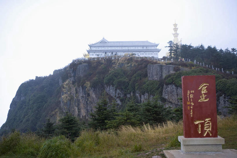 无人,寺庙,横图,室外,白天,正面,旅游,度假,名胜古迹,山,山脉,树林,植物,雾,标志建筑,地标,建筑,雕塑,峨眉山,中国,亚洲,节日,朦胧,模糊,遗迹,艺术,装饰,标志,雕刻,雕像,文字,字符,山峰,山峦,古迹,文化,文物,娱乐,标识,建设,古建筑,石雕,树,树木,绿色,自然,工艺品,庙宇,群山,祈祷,享受,休闲,健康,汉字,旅游胜地,放松,许愿,宗教,佛教,信仰,四川省,生长,成长,纪念,祈求,美术,迷雾,中文,主题,陈列,古文明,东亚,四川,中华人民共和国,西南地区,功能,美学,国文,华文,川,释教,平安,大雾,彩图,庙,寺,峨眉,峨眉山市,尼姑庵,卧云庵
