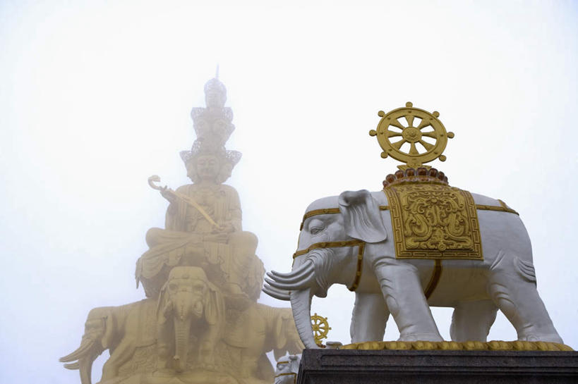 无人,横图,室外,白天,仰视,旅游,度假,名胜古迹,雾,标志建筑,地标,建筑,哺乳动物,大象,野生动物,雕塑,峨眉山,中国,亚洲,节日,朦胧,模糊,遗迹,艺术,装饰,雕刻,雕像,古迹,文化,文物,娱乐,建设,古建筑,金顶,一只,动物,工艺品,祈祷,享受,休闲,健康,旅游胜地,放松,许愿,宗教,佛教,信仰,四川省,纪念,祈求,美术,迷雾,主题,陈列,古文明,东亚,四川,中华人民共和国,西南地区,功能,美学,川,释教,平安,大雾,象,彩图,低角度拍摄,全身,峨眉,峨眉山金顶,峨眉山市