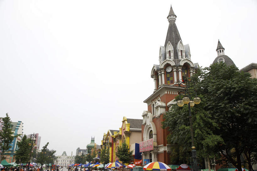 无人,教堂,横图,室外,白天,仰视,度假,美景,植物,城市风光,城市,大连,中国,亚洲,节日,伞,雨伞,遮阳伞,景观,文化,娱乐,阳伞,树,树木,绿色,自然,祈祷,享受,休闲,健康,景色,放松,许愿,宗教,信仰,生长,成长,纪念,祈求,太阳伞,信念,东亚,辽宁,辽宁省,大连市,中华人民共和国,辽,东北地区,平安,彩图,低角度拍摄,大教堂,礼拜堂,俄罗斯风情街,俄罗斯风情一条街,西岗区