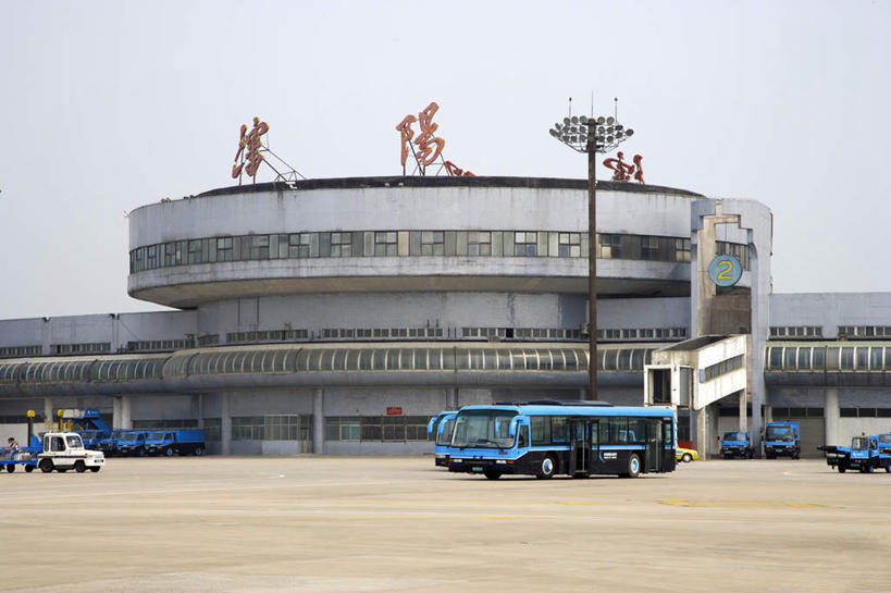 无人,机场,横图,室外,白天,正面,度假,美景,城市风光,城市,飞机场,路灯,公共汽车,照明,中国,亚洲,标志,文字,字符,景观,灯光,巴士,公交车,娱乐,标识,车,灯,交通工具,享受,休闲,汉字,景色,放松,照亮,照明设备,中文,载具,东亚,辽宁,辽宁省,沈阳,中华人民共和国,省会,国文,华文,沈阳市,辽,东北地区,航空站,空港,彩图,沈阳桃仙国际机场,桃仙机场