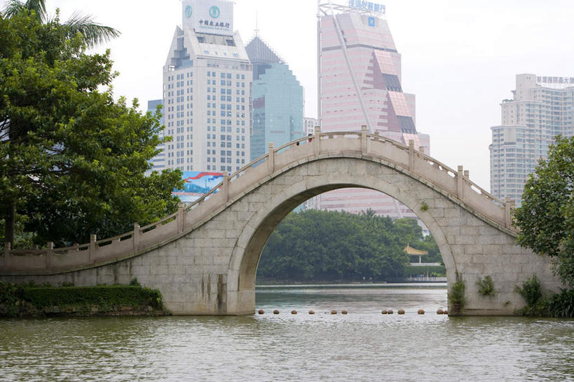 无人,高楼大厦,横图,室外,白天,正面,度假,河流,石头,美景,水,植物,城市风光,城市,大厦,建筑,摩天大楼,深圳,中国,亚洲,石子,河水,景观,水流,建筑群,桥,娱乐,建设,石桥,拱桥,栈桥,树,树木,绿色,自然,享受,休闲,景色,放松,拱形,生长,成长,人行桥,石拱桥,东亚,广东,广东省,荔枝公园,中华人民共和国,华南地区,粤,深圳市,福田区,石块,彩图,大楼,高层建筑,高楼,摩天楼