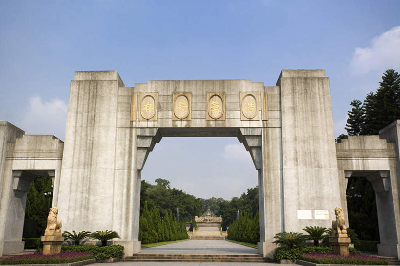 无人,横图,室外,白天,仰视,旅游,度假,名胜古迹,植物,标志建筑,地标,建筑,广州,中国,亚洲,阴影,遗迹,光线,影子,云,云朵,云彩,古迹,文物,娱乐,建设,古建筑,树,树木,蓝色,绿色,白云,蓝天,天空,阳光,自然,天,享受,休闲,墓地,旅游胜地,放松,生长,晴朗,成长,坟墓,陵墓,坟场,古文明,东亚,广东,广东省,中华人民共和国,华南地区,省会,广州市,粤,晴空,彩图,低角度拍摄,广州起义,黄花岗起义,黄花岗公园,黄花岗七十二烈士墓园,纪念公园