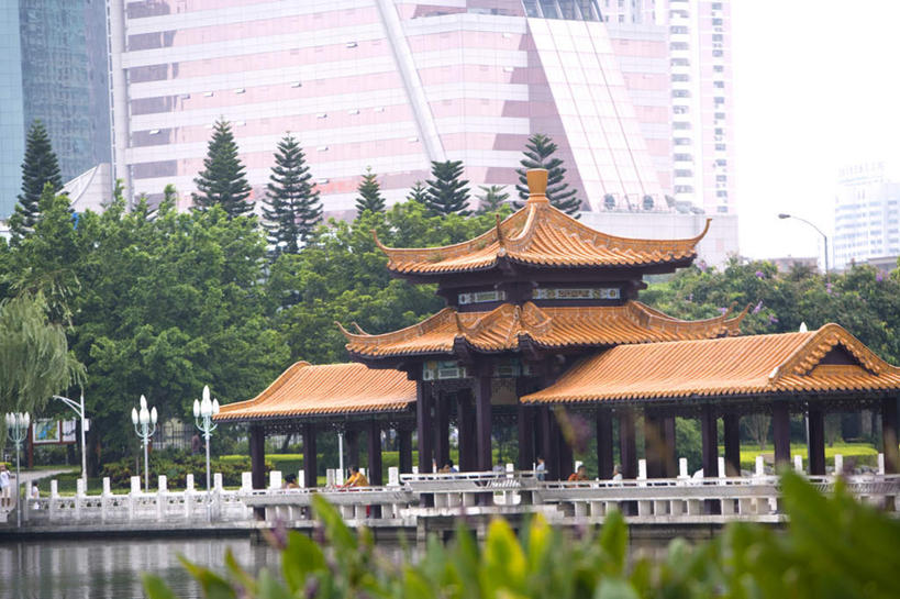 无人,高楼大厦,栏杆,横图,室外,白天,正面,度假,湖,湖泊,美景,水,植物,城市风光,标志建筑,城市,大厦,地标,建筑,摩天大楼,深圳,中国,亚洲,扶手,亭子,湖面,景观,水流,水面,建筑群,娱乐,建设,护栏,树,树木,绿色,自然,凉亭,湖水,享受,休闲,景色,放松,生长,成长,东亚,广东,广东省,荔枝公园,中华人民共和国,华南地区,粤,深圳市,福田区,彩图,大楼,高层建筑,高楼,摩天楼