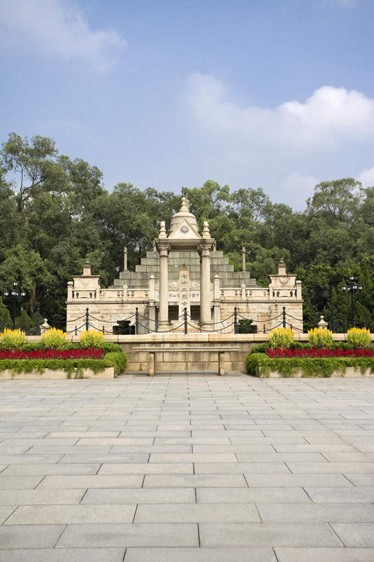 无人,竖图,室外,白天,正面,旅游,度假,花海,花圃,名胜古迹,树林,植物,标志建筑,地标,建筑,叶子,广州,中国,亚洲,阴影,遗迹,盛开,光线,影子,云,云朵,花蕾,云彩,古迹,文物,娱乐,建设,古建筑,花,花瓣,花朵,花卉,鲜花,树,树木,蓝色,绿色,白云,蓝天,天空,阳光,自然,花丛,花束,花田,天,花苞,花蕊,享受,休闲,墓地,旅游胜地,放松,生长,晴朗,成长,坟墓,陵墓,坟场,古文明,东亚,广东,广东省,中华人民共和国,华南地区,省会,广州市,粤,晴空,彩图,广州起义,黄花岗起义,黄花岗公园,黄花岗七十二烈士墓园,纪念公园