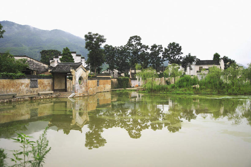 无人,家,横图,室外,白天,正面,旅游,度假,河流,名胜古迹,山,山脉,树林,水,植物,标志建筑,地标,建筑,中国,亚洲,阴影,遗迹,光线,影子,房屋,屋子,河水,山峰,水流,建筑群,山峦,古迹,文物,娱乐,建设,古建筑,楼房,民居,住宅,树,树木,蓝色,绿色,蓝天,天空,阳光,自然,群山,天,享受,休闲,旅游胜地,放松,生长,晴朗,成长,古文明,东亚,安徽,安徽省,万里无云,中华人民共和国,华东地区,皖,晴空,晴空万里,彩图,房子,徽派建筑,徽派民居