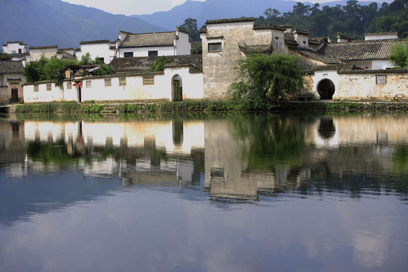 无人,家,横图,室外,白天,正面,旅游,度假,黄山,河流,名胜古迹,山,山脉,水,植物,标志建筑,地标,建筑,宏村,中国,亚洲,遗迹,房屋,屋子,河水,山峰,水流,建筑群,山峦,古迹,文物,娱乐,建设,古建筑,楼房,民居,住宅,树,树木,绿色,自然,群山,享受,休闲,旅游胜地,放松,生长,成长,古文明,东亚,安徽,安徽省,黄山市,黟县,中华人民共和国,华东地区,皖,彩图,房子,徽派建筑,徽派民居