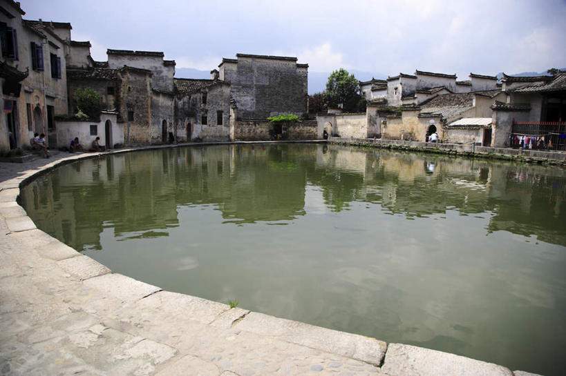 无人,家,横图,室外,白天,正面,旅游,度假,黄山,名胜古迹,标志建筑,地标,建筑,宏村,中国,亚洲,阴影,遗迹,光线,影子,房屋,屋子,池塘,水池,云,云朵,建筑群,云彩,古迹,文物,娱乐,建设,古建筑,楼房,民居,住宅,蓝色,白云,蓝天,天空,阳光,天,享受,休闲,旅游胜地,放松,晴朗,古文明,东亚,安徽,安徽省,黄山市,黟县,中华人民共和国,华东地区,皖,晴空,彩图,房子,徽派建筑,徽派民居