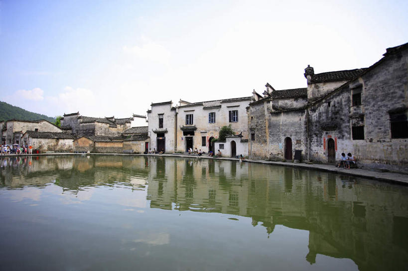 无人,家,横图,室外,白天,正面,旅游,度假,黄山,河流,名胜古迹,水,标志建筑,地标,建筑,宏村,中国,亚洲,遗迹,房屋,屋子,河水,水流,云,云朵,建筑群,云彩,古迹,文物,娱乐,建设,古建筑,楼房,民居,住宅,蓝色,白云,蓝天,天空,天,享受,休闲,旅游胜地,放松,晴朗,古文明,东亚,安徽,安徽省,黄山市,黟县,中华人民共和国,华东地区,皖,晴空,彩图,房子,徽派建筑,徽派民居