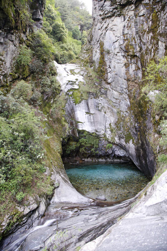 无人,竖图,室外,白天,正面,旅游,度假,湖,湖泊,石头,美景,山,山脉,水,植物,大理,中国,亚洲,石子,湖面,景观,山峰,水流,水面,山峦,娱乐,云南,树,树木,绿色,自然,湖水,群山,享受,休闲,景色,放松,生长,成长,自然风光,东亚,云南省,中华人民共和国,西南地区,滇,大理州,大理白族自治州,石块,岩石,彩图