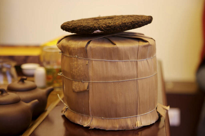 无人,横图,室内,特写,白天,正面,幸福,茶,桌面,桌子,阴影,朦胧,模糊,反射,木制,壶,影子,墙,茶叶,娱乐,墙壁,墙面,水壶,白色,茶壶,木制品,容器,享受,休闲,温馨,放松,乐趣,提神,舒适,醒脑,黑茶,普洱茶,饼茶,茶饼,团茶,彩图