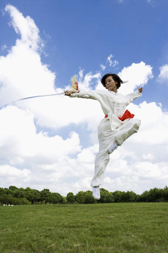 东方人,一个人,跳,举,竖图,室外,白天,仰视,锻炼,运动,竞争,武术,草地,草坪,树林,植物,亚洲,仅一个年轻女性,仅一个女性,仅一个人,对抗,握,阴影,服装,冲突,光线,影子,云,云朵,半空,拿,云彩,拿着,注视,黄种人,破坏,草,树,树木,衣服,蓝色,绿色,白色,白云,蓝天,天空,阳光,自然,天,观察,看,托,武器,战争,握着,服饰,生长,晴朗,成长,观看,损坏,察看,攻击,威胁,衣着,穿着,对立,关注,矛盾,兵器,砍刀,防御,武打,武功,敌对,挫败,斗争,抗拒,抗衡,杀伤,威慑,衣饰,背刀,长刀,挎刀,体育,危险,年轻女性,女人,女性,亚洲人,晴空,举起,举手,举着,跳跃,向上举,向上伸,向上托,彩图,低角度拍摄,全身,健身,武学,练功服