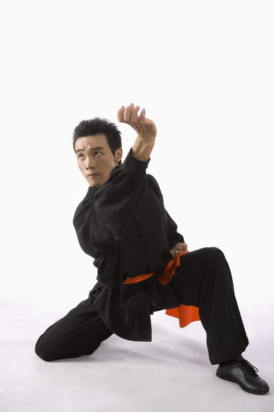 东方人,一个人,蹲,举,竖图,室外,白天,白色背景,正面,锻炼,运动,武术,亚洲,仅一个男性,仅一个人,阴影,服装,反射,影子,注视,黄种人,仅一个年轻男性,衣服,黑色,观察,看,托,摄影,服饰,影棚,观看,察看,衣着,穿着,关注,衣饰,螳螂拳,象形拳,体育,男人,男性,年轻男性,亚洲人,蹲着,举起,举手,举着,向上举,向上伸,向上托,彩图,全身,影棚拍摄,健身,拍摄,练功服