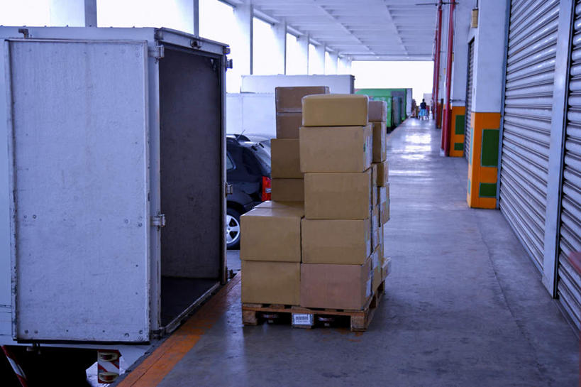 无人,工厂,横图,室外,白天,正面,门,卡车,一堆,一辆,许多,堆叠,堆积,包装,纸箱,集装箱,容器,箱子,门框,集装箱车,卷帘门,堆,货车,纸板箱,货运车,包装箱,载重汽车,彩图,工地,制造厂