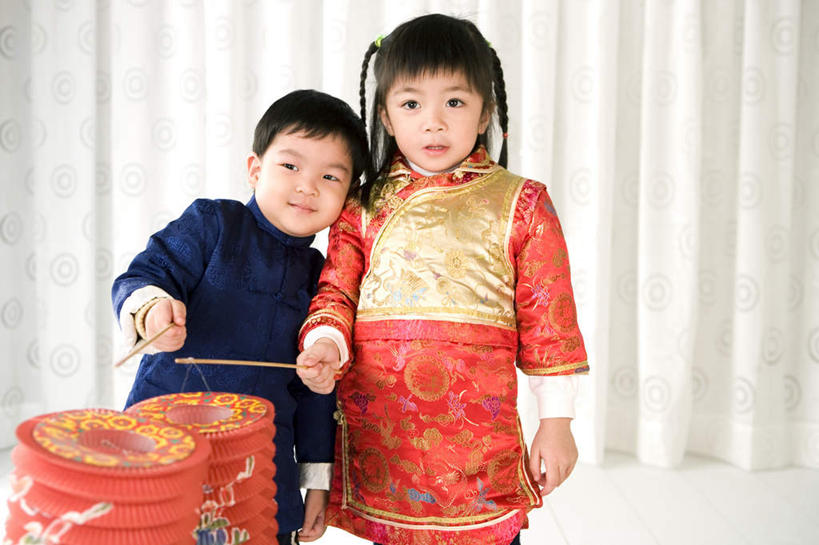 东方人,儿童,两个人,家庭,站,笑,微笑,横图,室内,白天,正面,民族服装,纯洁,窗帘,照明,春节,亚洲,握,节日,庆祝,装饰,灯笼,纸灯笼,墙,拿,拿着,注视,黄种人,文化,墙壁,墙面,小孩,帘子,灯具,观察,看,站着,庆典,温暖,温馨,一家人,遮阳,可爱,童年,童趣,握着,观看,纪念,华丽,修饰,照亮,点缀,和睦,察看,照明设备,关注,童真,烂漫,无邪,衬托,美观,雅致,雅观,天真,男孩,男人,男性,女孩,女人,女性,亚洲人,站立,半身,彩图,传统服装,民俗服,唐装,融洽,男生,女生