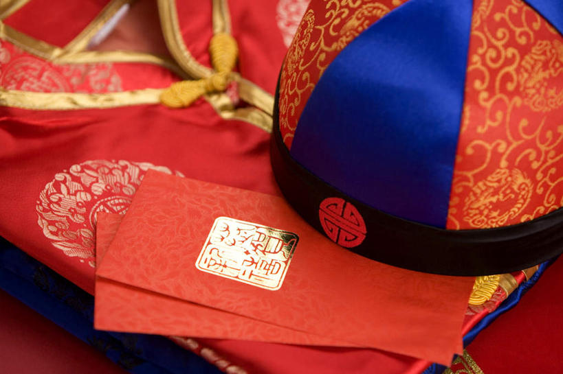 无人,横图,俯视,室内,特写,白天,民族服装,静物,帽子,春节,阴影,红色背景,服装,风俗,节日,庆祝,民俗,反射,标志,文字,影子,字符,礼帽,文化,标识,衣服,庆典,汉字,恭喜,摄影,服饰,红包,影棚,纪念,衣着,穿着,中文,祝贺,祝愿,国文,华文,衣饰,民风,习气,习惯,红封包,彩图,高角度拍摄,影棚拍摄,传统服装,民俗服,拍摄,唐装