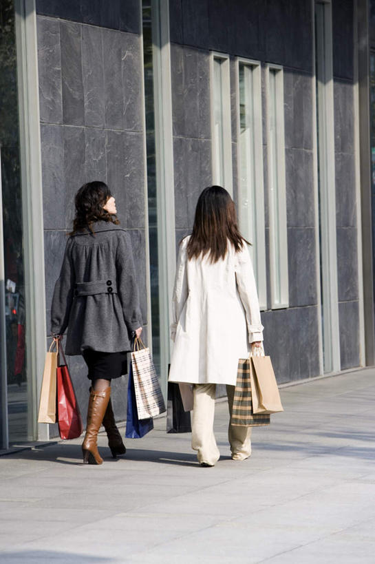 东方人,两个人,同事,商务人士,商务女性,商店,走,竖图,室外,白天,购物,成功,合作,团队,集体,信心,消费,窗户,落地窗,超市,橱窗,商场,袋子,亚洲,握,套装,朦胧,模糊,包装袋,手提袋,购物袋,拿,拿着,扭头,黄种人,队伍,玻璃窗,背面,转头,握着,金融,百货,领导,成就,购买,商务装,合伙,领袖,选购,贸易,工薪阶层,百货公司,玻璃橱窗,血拼,年轻女性,女人,女性,亚洲人,白领,上班族,步行,散步,走路,彩图,全身,购物商场,购物中心,商业中心