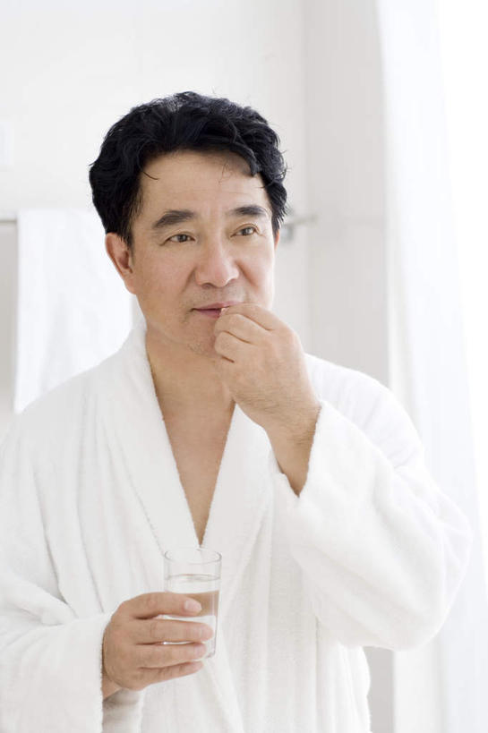 东方人,一个人,站,吃,竖图,室内,白天,正面,浴袍,安全,水,杯子,亚洲,仅一个男性,仅一个人,握,阴影,反射,药剂,药丸,液体,影子,墙,防护,注视,黄种人,饮用水,药片,墙壁,墙面,玻璃制品,一个,白色,水杯,药品,矿泉水,观察,看,站着,仅一个老年男性,治疗,握着,单个,观看,保护,药物,察看,医疗,关注,保险,预防,蒸馏水,平安,老年男性,男人,男性,亚洲人,玻璃杯,嚼,食,站立,半身,彩图,汤帷子,浴衣