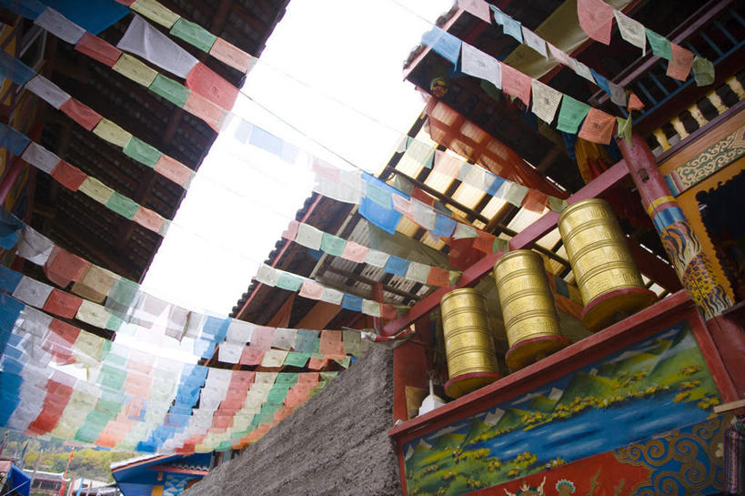 无人,横图,彩色,室外,特写,白天,仰视,旅游,度假,名胜古迹,标志建筑,地标,建筑,九寨沟,中国,亚洲,一排,许多,吊挂,悬挂,节日,遗迹,整齐,屋顶,挂,顶棚,古迹,文化,文物,娱乐,建设,古建筑,经幡,排列,天空,天,祈祷,享受,休闲,健康,旅游胜地,放松,许愿,宗教,信仰,四川省,纪念,祈求,队列,古文明,东亚,转经筒,四川,转经轮,阿坝,风马旗,中华人民共和国,西南地区,玛尼轮,阿坝藏族羌族自治州,阿坝州,川,九寨沟县,九寨沟风景名胜区,漳扎镇,平安,彩图,低角度拍摄,九寨沟风景区,四川九寨沟风景名胜区