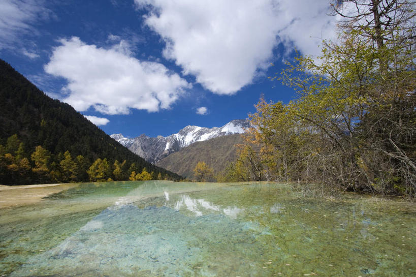 无人,公园,横图,室外,白天,仰视,旅游,度假,美景,森林,山,树林,雪,雪山,植物,大雪,中国,亚洲,阴影,光线,影子,冰,池塘,积雪,景观,山峰,水池,雪景,云,云朵,冬季,冬天,山峦,云彩,娱乐,树,树木,蓝色,绿色,白云,蓝天,天空,阳光,自然,天,享受,休闲,景色,放松,寒冷,四川省,生长,晴朗,成长,冰冷,国家公园,自然风光,东亚,四川,中华人民共和国,西南地区,严寒,川,松潘县,冰凉,酷寒,凛冽,凛凛,极冷,黄龙国家地质公园,松州,晴空,彩图,低角度拍摄,明镜倒映池