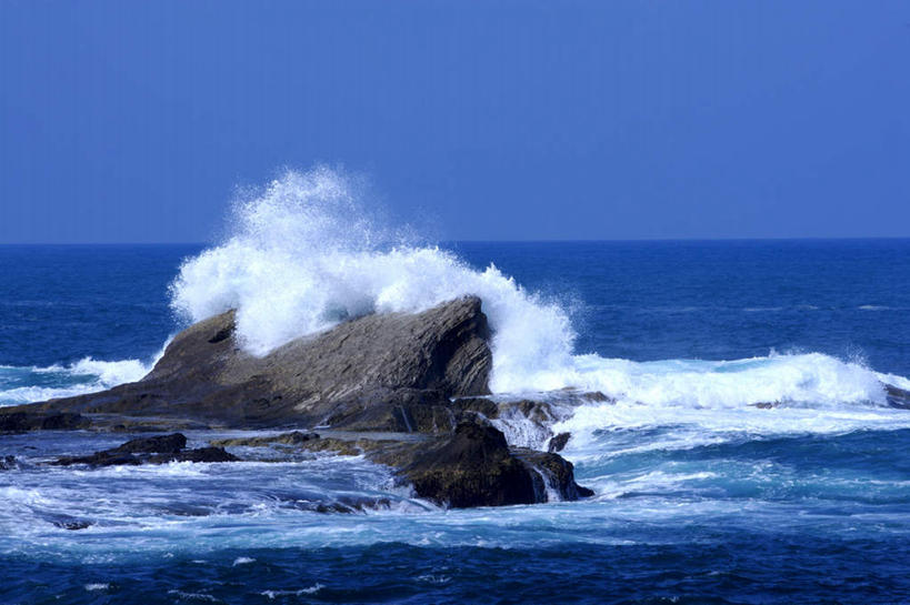 无人,横图,室外,白天,正面,旅游,度假,海浪,海洋,石头,美景,台湾,中国,亚洲,阴影,飞溅,溅,光线,石子,液体,影子,海面,景观,浪花,水滴,水平线,辽阔,海平线,娱乐,水珠,蓝色,蓝天,天空,阳光,自然,海水,天,享受,休闲,广阔,景色,放松,晴朗,涨潮,一望无际,碰撞,喷洒,自然风光,海景,东亚,海潮,花莲县,万里无云,港澳台,中华人民共和国,台湾省,无边无际,一马平川,潮水,潮汐,落潮,花莲,大海,风浪,海,海水的波动,近岸浪,石块,岩石,涌浪,晴空,晴空万里,彩图,水天相接,水天一线,台