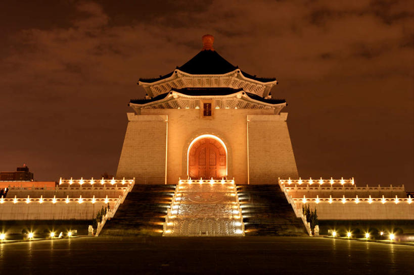 无人,横图,室外,夜晚,仰视,旅游,度假,楼梯,标志建筑,地标,建筑,夜景,照明,台湾,中国,亚洲,一排,许多,阴影,整齐,光线,瓦片,影子,阶梯,屋顶,灯光,顶棚,瓦,娱乐,建设,台阶,灯,排列,灯具,落地灯,享受,休闲,旅游胜地,放松,建造,照亮,蒋介石纪念堂,中正纪念堂,照明设备,队列,东亚,屋瓦,台北,港澳台,中华人民共和国,省会,台北市,台湾省,蒋公纪念堂,中正区,彩图,低角度拍摄,台