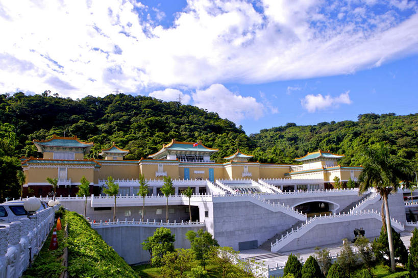 无人,博物馆,栏杆,横图,室外,白天,正面,旅游,度假,楼梯,标志建筑,地标,建筑,台湾,中国,亚洲,一排,许多,阴影,研究,整齐,光线,扶手,瓦片,影子,阶梯,屋顶,云,云朵,教育,云彩,顶棚,瓦,娱乐,建设,护栏,台阶,排列,蓝色,白云,蓝天,天空,阳光,天,享受,休闲,旅游胜地,放松,建造,晴朗,展览,队列,欣赏,陈列,东亚,屋瓦,台北,港澳台,中华人民共和国,省会,台北市,台湾省,典藏,士林,士林区,台北故宫博物院,外双溪,中山博物院,晴空,彩图,台