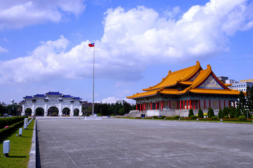 无人,横图,室外,白天,正面,旅游,度假,草地,草坪,植物,标志建筑,地标,建筑,台湾,中国,亚洲,一排,许多,阴影,整齐,光线,影子,屋顶,云,云朵,拱门,云彩,顶棚,娱乐,建设,草,树,树木,排列,蓝色,绿色,白云,蓝天,天空,阳光,自然,天,享受,休闲,旅游胜地,放松,生长,晴朗,成长,蒋介石纪念堂,中正纪念堂,队列,东亚,台北,港澳台,中华人民共和国,省会,台北市,台湾省,蒋公纪念堂,中正区,晴空,彩图,台