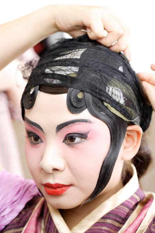 东方人,脸,头,脸颊,手,一个人,演员,竖图,室内,特写,白天,白色背景,正面,民族服装,亚洲,双手,仅一个年轻女性,仅一个女性,仅一个人,握,阴影,朦胧,模糊,反射,假发,影子,注视,黄种人,文化,肩膀,观察,看,手部,握着,摄影,影棚,观看,察看,关注,中国文化,京剧,戏曲,国粹,扮装,年轻女性,女人,女性,亚洲人,头部,脸部,脸蛋,面部,半身,彩图,影棚拍摄,传统服装,民俗服,化装,拍摄,国剧,京戏,平剧,中国戏曲,传统文化