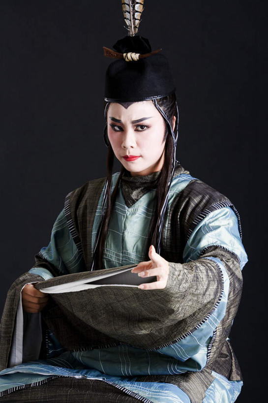 东方人,一个人,演员,竖图,室内,白天,白色背景,正面,民族服装,戏服,游戏,羽毛,亚洲,仅一个男性,仅一个人,表演,握,轻盈,柔软,头饰,玩,注视,黄种人,文化,娱乐,仅一个年轻男性,观察,看,休闲,握着,摄影,影棚,观看,活动,察看,发泄,关注,消遣,智力,中国文化,角色扮演,京剧,戏曲,国粹,轻柔,宣泄,演戏,男人,男性,年轻男性,亚洲人,玩耍,嬉戏,半身,彩图,影棚拍摄,传统服装,民俗服,拍摄,国剧,京戏,平剧,中国戏曲,传统文化