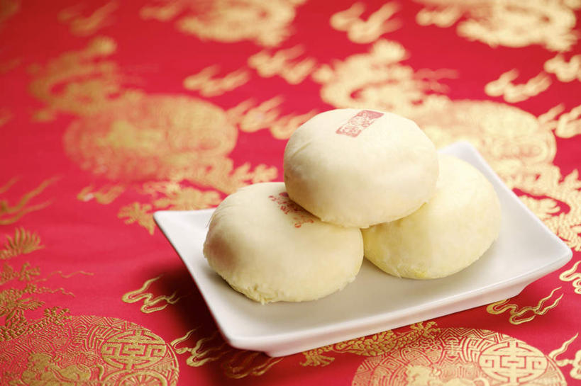 点心,月饼,无人,横图,俯视,室内,特写,白天,餐具,一堆,阴影,堆叠,堆积,花纹,朦胧,模糊,装饰,反射,碟子,盘,影子,料理,食品,面点,美食,食物,糕点,三个,一个,白色,盘子,碟,中式,单个,堆,华丽,修饰,点缀,衬托,美观,雅致,雅观,宫饼,胡饼,团圆饼,小饼,月团,彩图,高角度拍摄