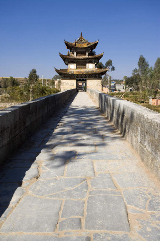 无人,竖图,室外,白天,正面,旅游,度假,草地,草坪,名胜古迹,植物,标志建筑,地标,建筑,中国,亚洲,阴影,遗迹,光线,瓦片,影子,墙,屋顶,顶棚,瓦,古迹,文物,娱乐,建设,古建筑,云南,墙壁,墙面,草,树,树木,蓝色,绿色,蓝天,天空,阳光,自然,天,享受,休闲,旅游胜地,放松,建造,生长,晴朗,成长,古文明,东亚,屋瓦,云南省,建水,建水县,万里无云,中华人民共和国,西南地区,十七孔桥,滇,红河,红河州,红河哈尼族彝族自治州,晴空,晴空万里,彩图,双龙桥