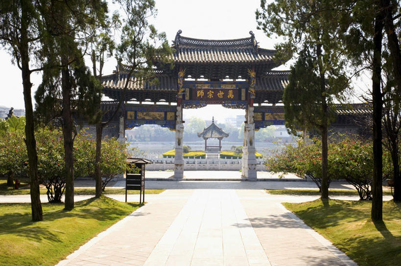 无人,横图,室外,白天,正面,旅游,度假,草地,草坪,名胜古迹,植物,门,标志建筑,道路,地标,建筑,路,雕塑,中国,亚洲,阴影,遗迹,艺术,装饰,光线,标志,雕刻,牌匾,文字,影子,字符,小路,交通,古迹,文化,文物,娱乐,标识,建设,古建筑,云南,草,树,树木,蓝色,绿色,蓝天,天空,阳光,自然,工艺品,门框,天,享受,休闲,汉字,旅游胜地,放松,生长,晴朗,成长,纪念,美术,中文,主题,陈列,古文明,东亚,云南省,建水,建水县,文庙,万里无云,中华人民共和国,西南地区,功能,美学,国文,华文,滇,红河,红河州,红河哈尼族彝族自治州,晴空,晴空万里,彩图,建水文庙