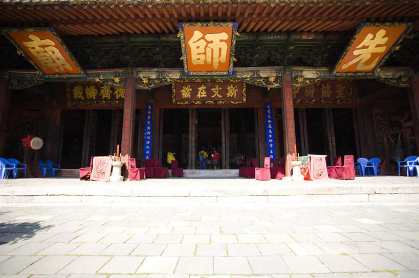 无人,横图,室外,白天,正面,旅游,度假,名胜古迹,标志建筑,地标,建筑,雕塑,中国,亚洲,阴影,遗迹,艺术,装饰,光线,标志,雕刻,牌匾,瓦片,文字,影子,柱子,字符,屋顶,顶棚,瓦,古迹,文化,文物,娱乐,标识,建设,古建筑,云南,阳光,工艺品,享受,休闲,汉字,旅游胜地,放松,建造,纪念,美术,中文,主题,陈列,古文明,东亚,屋瓦,云南省,建水,建水县,文庙,中华人民共和国,西南地区,功能,美学,国文,华文,滇,红河,红河州,红河哈尼族彝族自治州,彩图,建水文庙