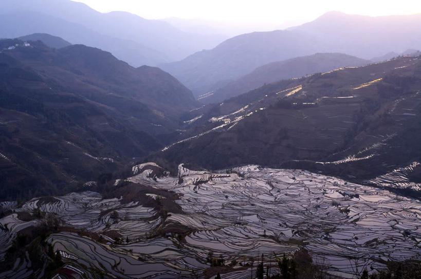 无人,农田,横图,俯视,室外,白天,旅游,度假,庄稼,梯田,农作物,石头,美景,山,山脉,中国,亚洲,阴影,曲折,弯曲,光线,石子,影子,景观,山峰,山峦,娱乐,云南,阳光,自然,群山,享受,休闲,景色,放松,蜿蜒,自然风光,东亚,元阳,云南省,中华人民共和国,西南地区,滇,红河,红河州,红河哈尼族彝族自治州,元阳县,石块,岩石,彩图,高角度拍摄,耕地,庄稼田,老虎嘴